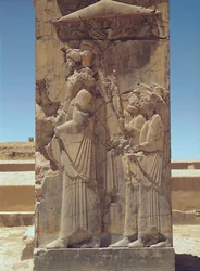 Relief représentant Xerxès I (c.519-465 av. J.-C.) avec deux assistants